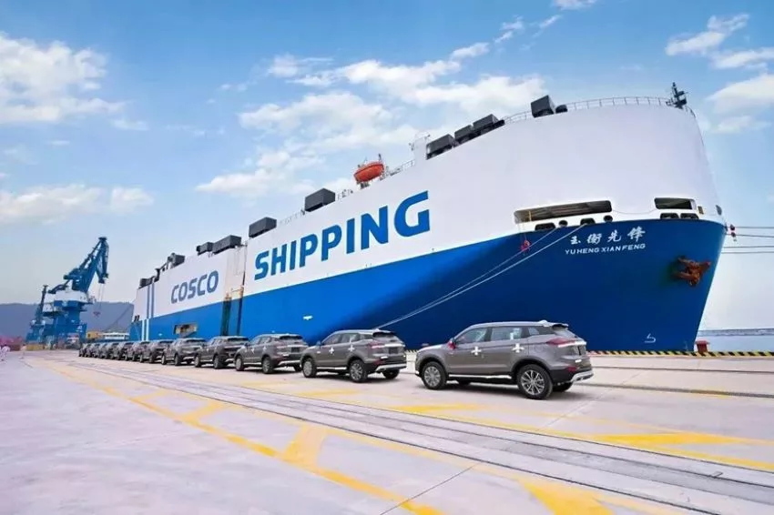 Navio recebendo carros elétricos para transportá-los