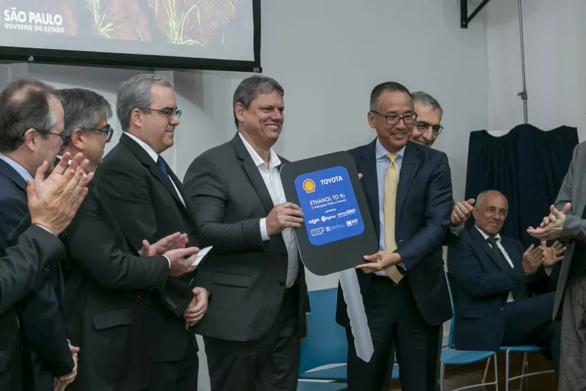 Governador Tarcísio Freitas posa ao lado de executivos durante evento na USP