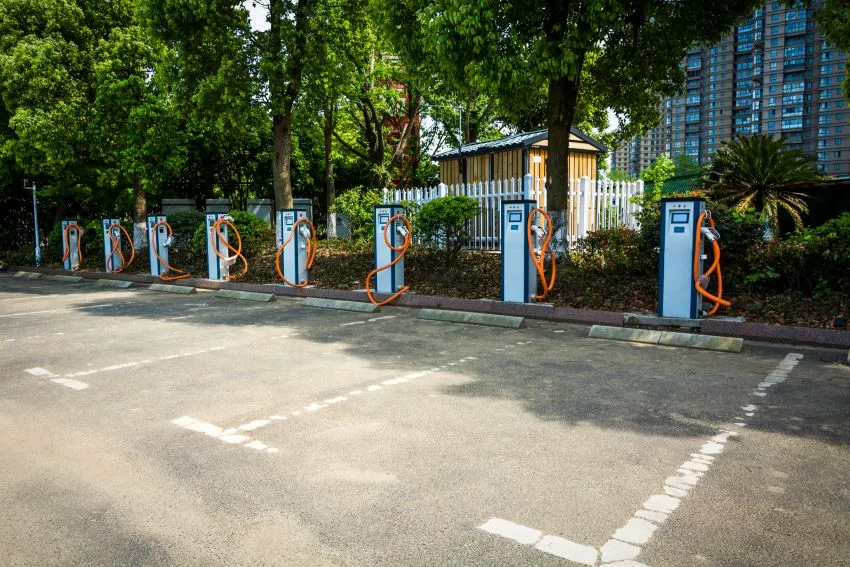 estacionamento tem diversos pontos de recarga para veículos elétricos