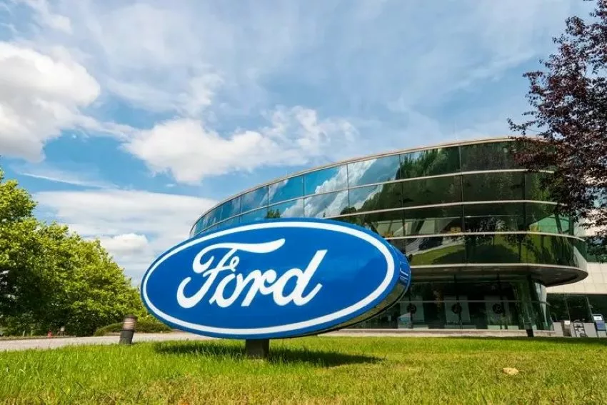 Frente da fábrica da Ford nos Estados Unidos