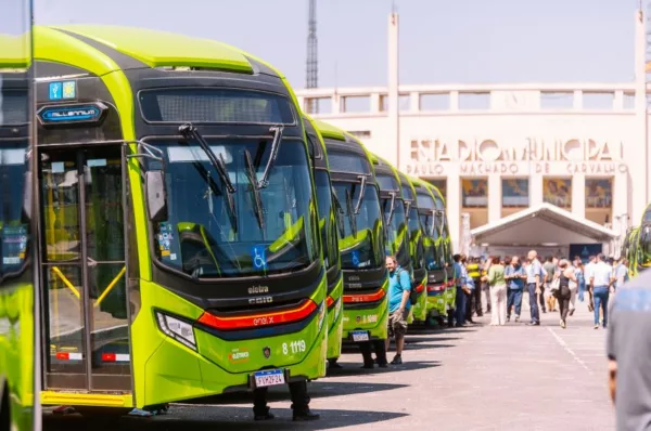 Entrega dos ônibus elétricos na Praça Charles Miller