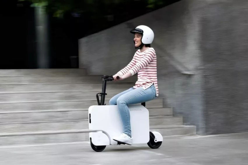 Mulher utilizando o Motocompacto, nova scooter elétrica da Honda
