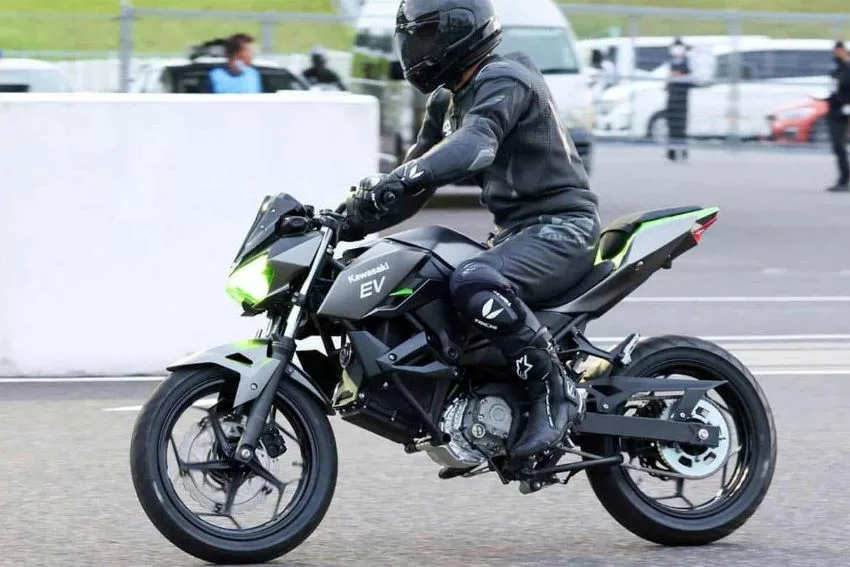 Motociclista pilotando uma Kawasaki 100% elétrica