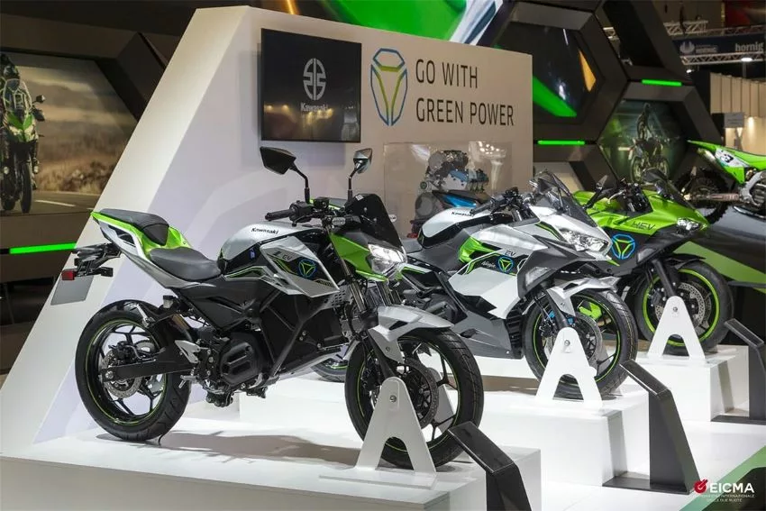 Exposição de motos elétricas da Kawasaki