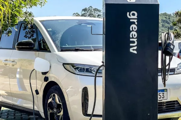 Carro elétrico branco realizando uma recarga em um ponto da GreenV