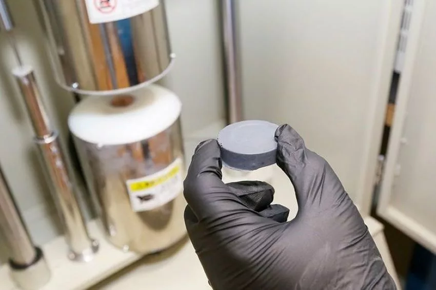 Nanocompósito em formato de pasta que reduz o calor de baterias
