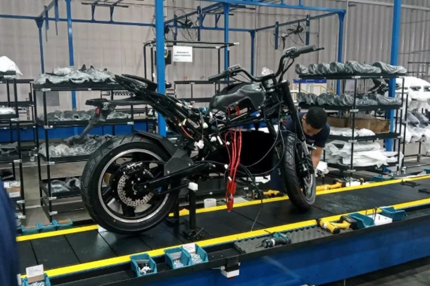 Linha de produção das motos elétricas da marca Watts