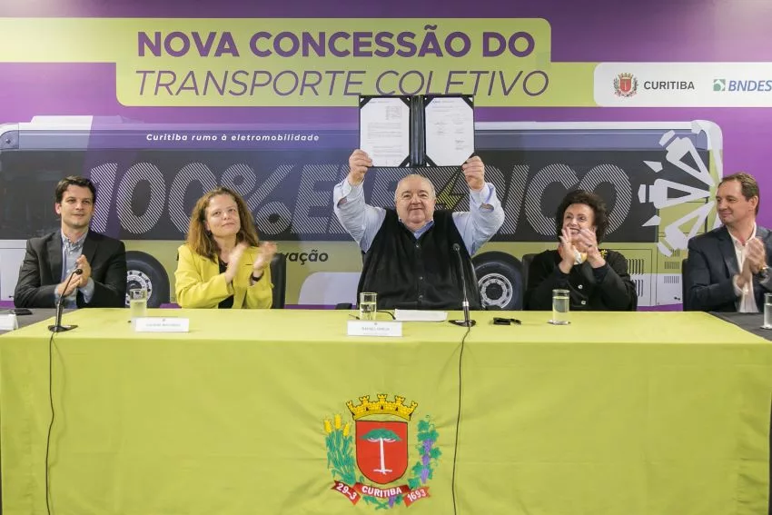 Prefeito Rafael Greca levanta documento assinado por ele ao lado de autoridades