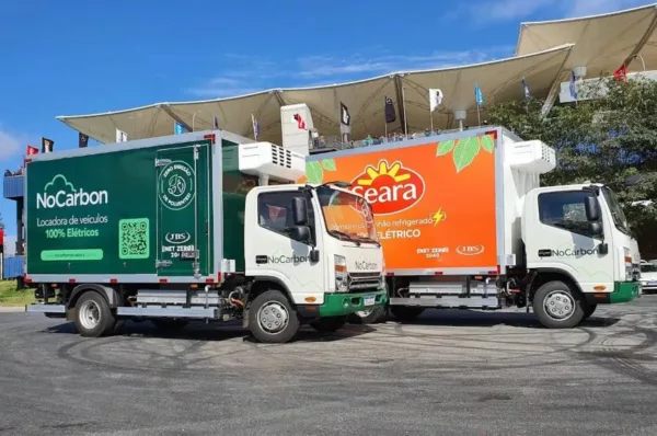 caminhões elétricos estacionados em frente à centro de distribuição