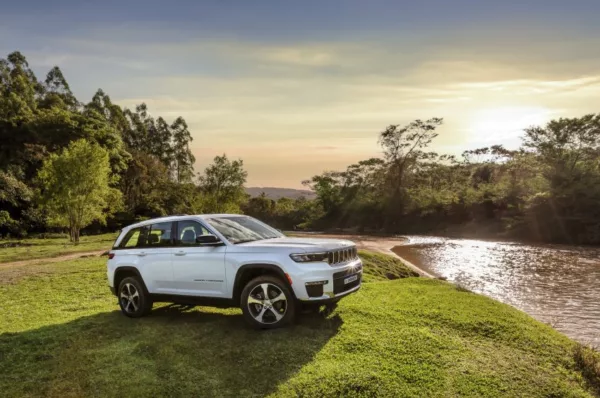 Jeep Grand Cherokee 4xe estacionado próximo a um rio