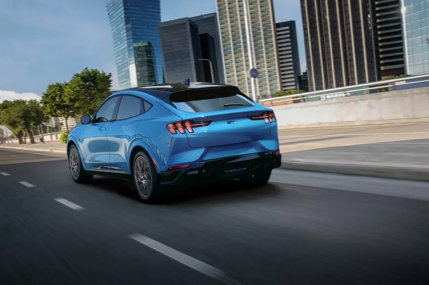 Mustang Mach-E azul andando por uma avenida