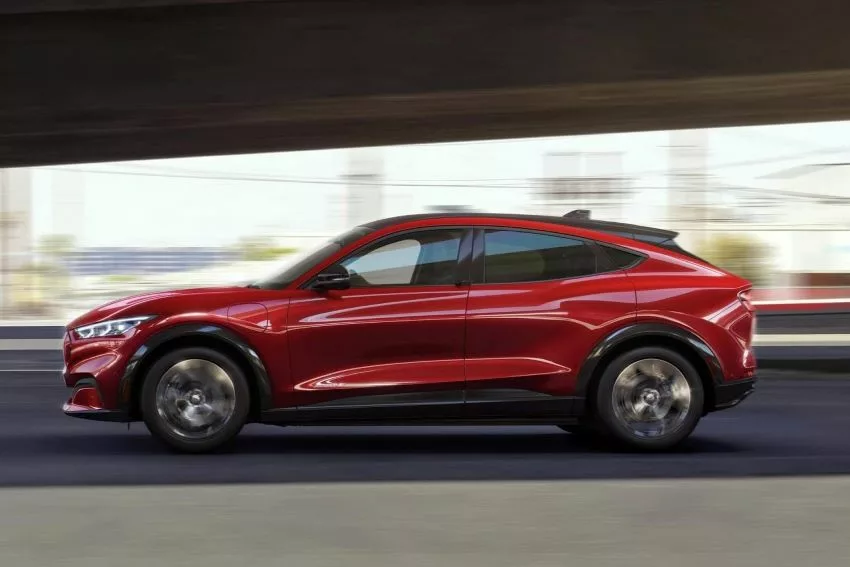 Mustang Mach-E vermelho, novo SUV esportivo da Ford para o mercado nacional