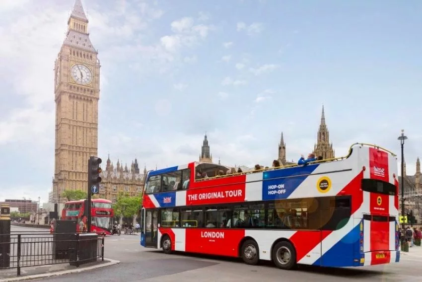 Ônibus de turismo em Londres, de frente com o Big Bang