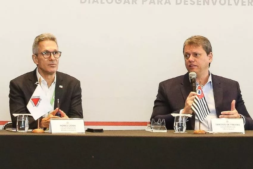 Os governadores de Minas Gerais e de São Paulo estão sentados lado a lado