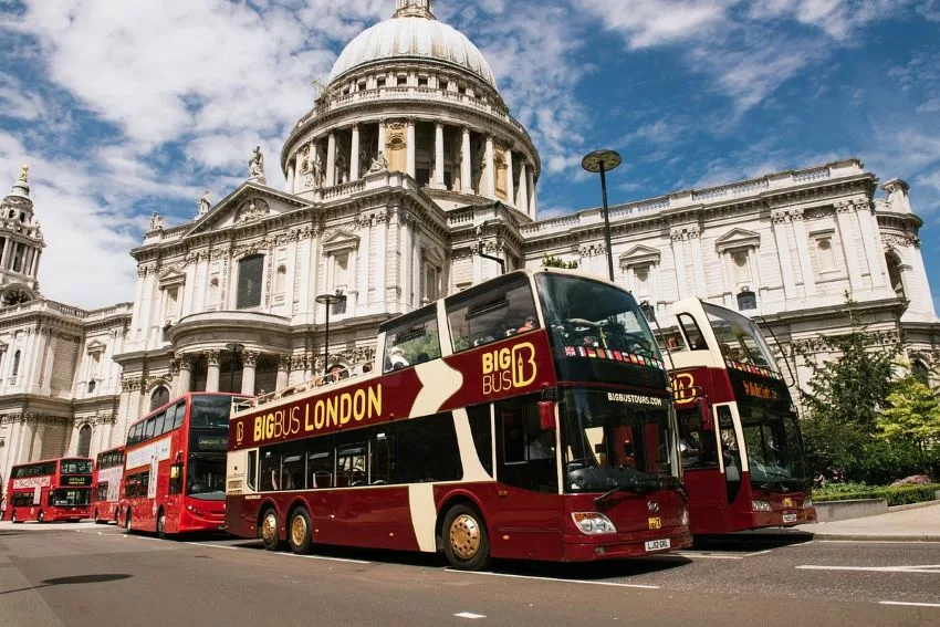 Ônibus turístico de Londres em frente a St Paul Cathedral