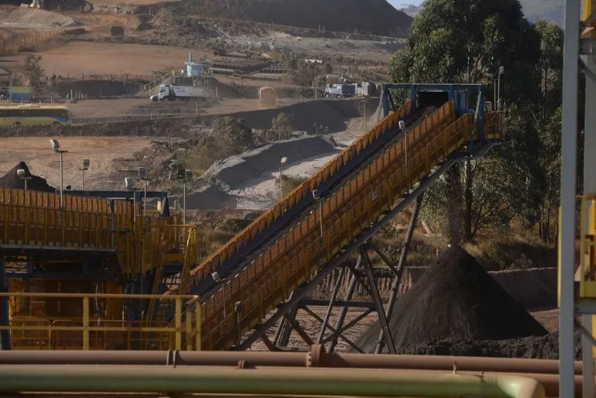 Máquina trabalha em área de mineração