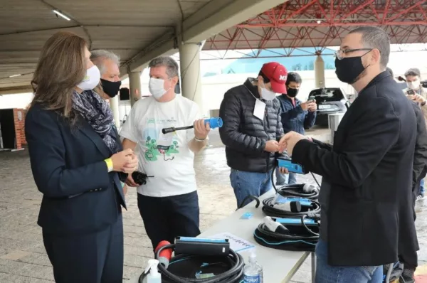 Explicação durante o Encontro da Mobilidade Elétrica sobre carregadores de emergência