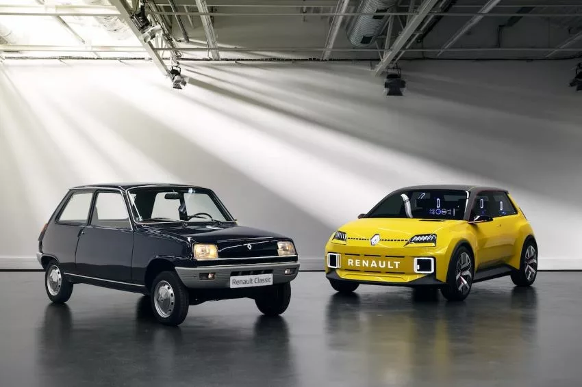 O clássico Renault 5 da montadora francesa na versão mais antiga e com a mais nova. 
