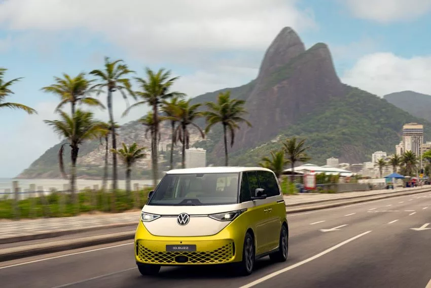 ID. Buzz, a Kombi elétrica, andando pelo Rio de Janeiro