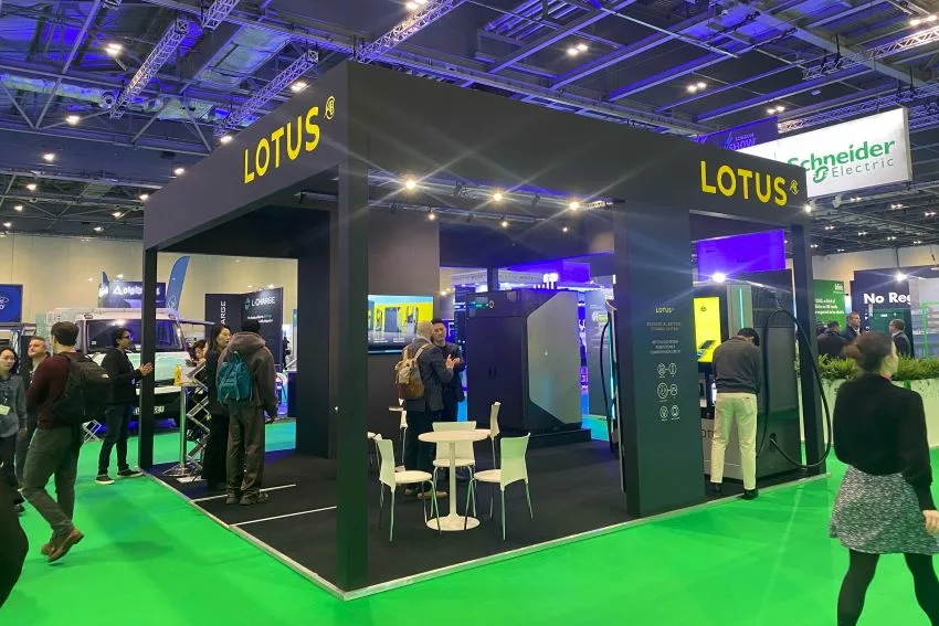 Estande da Lotus montado no London EV Show