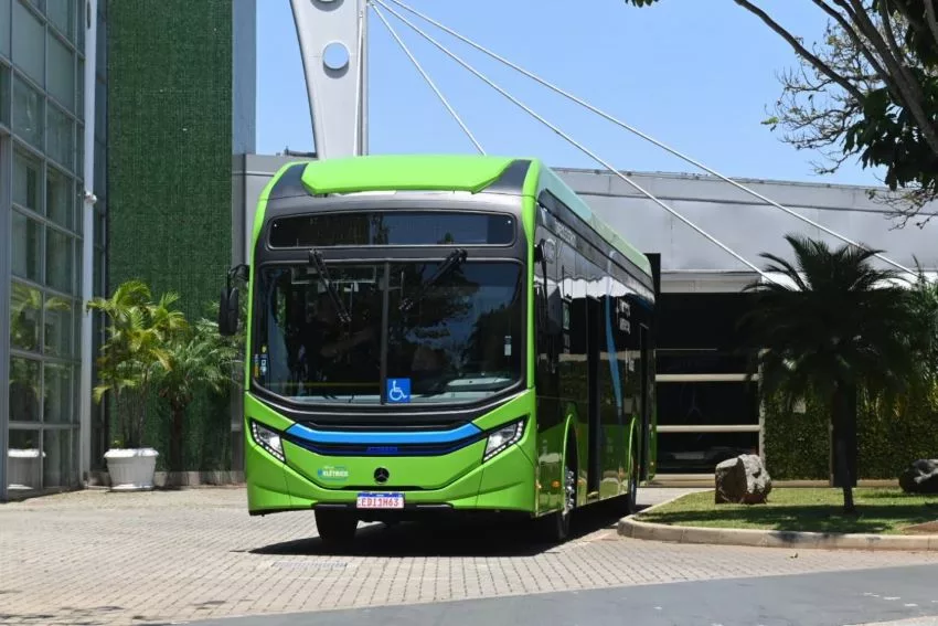 Ônibus Mercedes-Benz, e0500U, produzido no Brasil