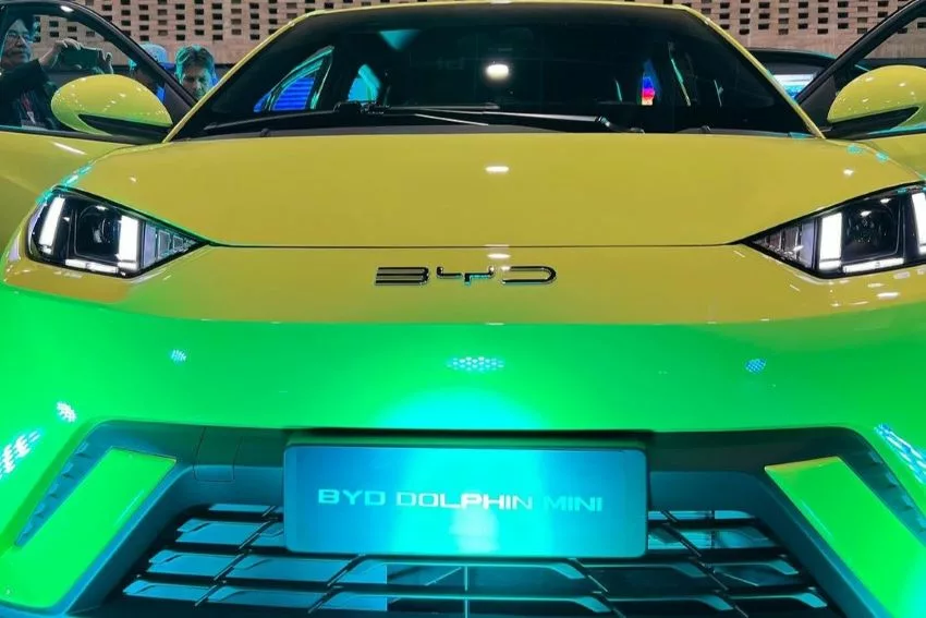 Visão frontal do carro da BYD com o nome Dolphin Mini na placa