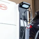 Imagem mostra o carregador Net Serial Series carregando carro elétrico
