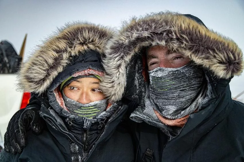 Julie e Chris Ramsey usam roupas de inverno pesadas para enfrentar o frio da Antártida