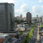 Imagem aérea mostra trânsito na Avenida José de Souza Campos, uma das principais avenidas de Campinas