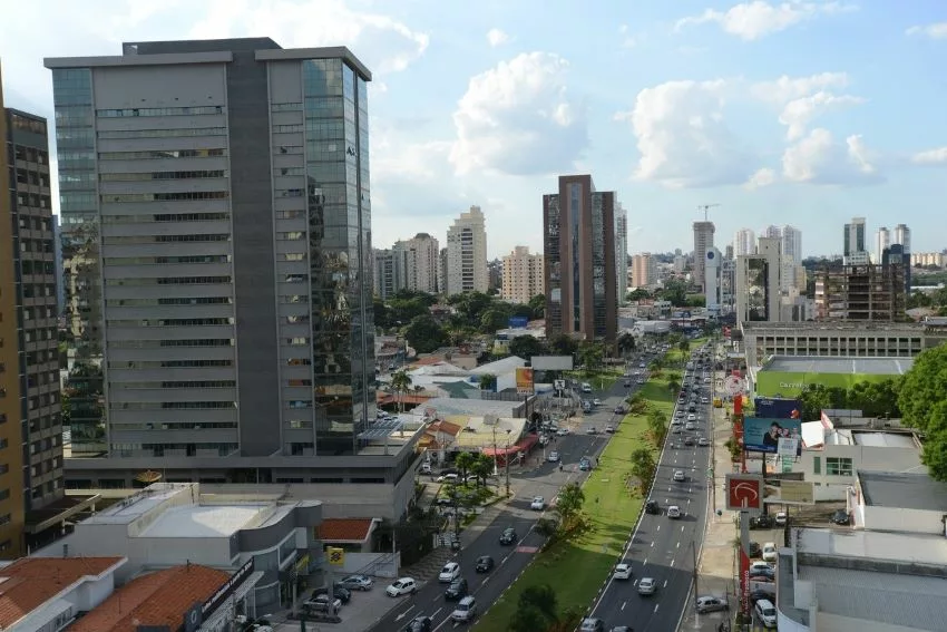Imagem aérea mostra trânsito na Avenida José de Souza Campos, uma das principais avenidas de Campinas