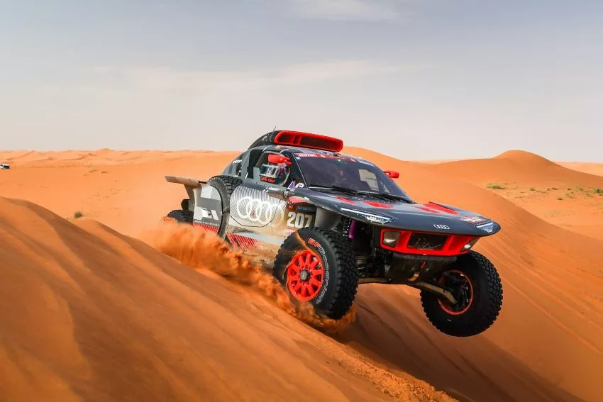 Carro da Audi avança sobre as dunas de areia do deserto da Arábia Saudita