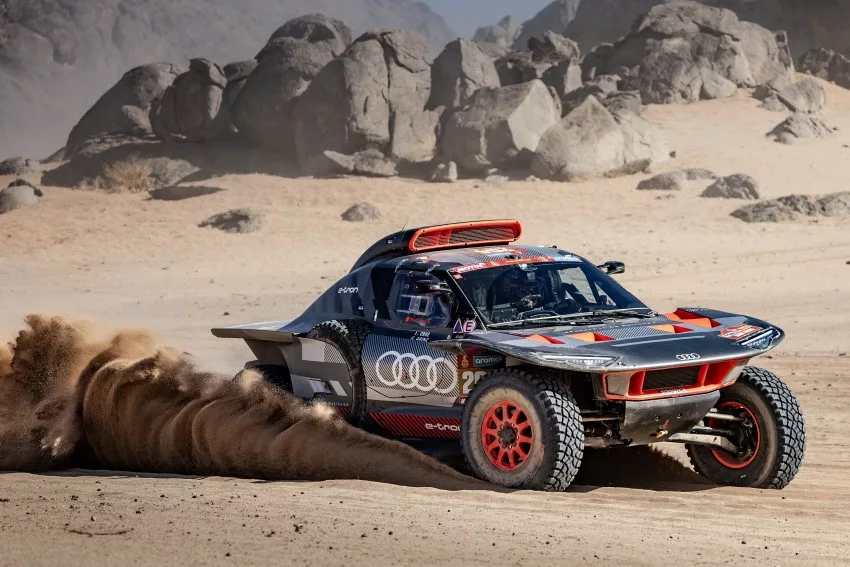 Protótipo Audi RS Q e-tron é fotografado em terreno de areia