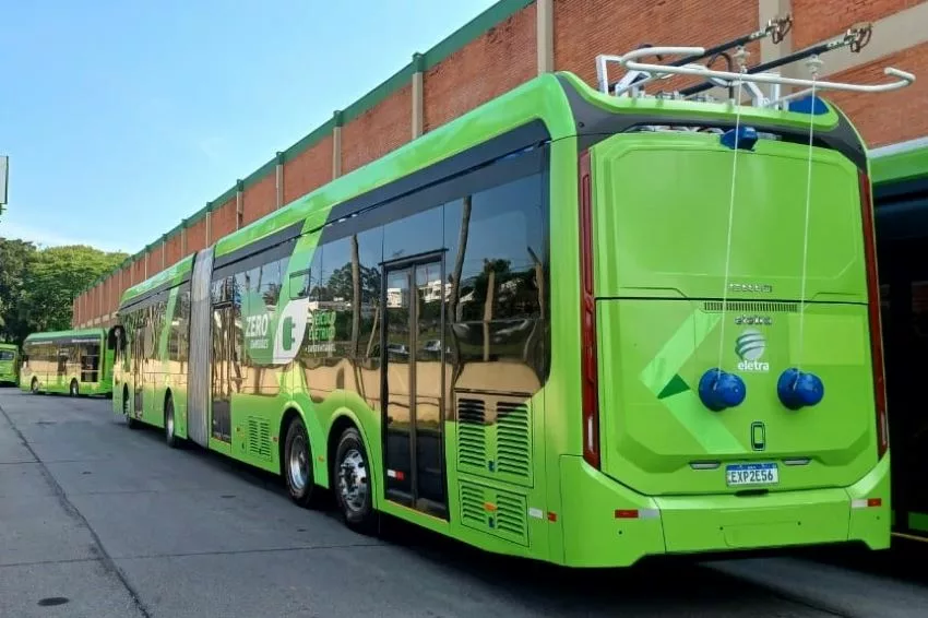 Novo modelo da Eletra, o e-Trol, um trólebus que pode funcionar também como ônibus