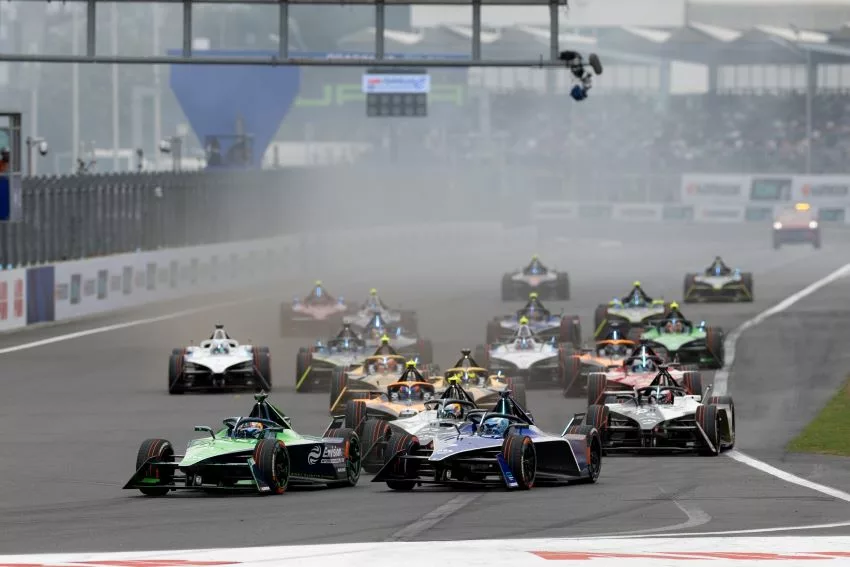 Disputa por posição na largada do E-Prix do México, na Fórmula E