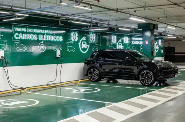 Porsche elétrica em ponto de recarga dentro de shopping