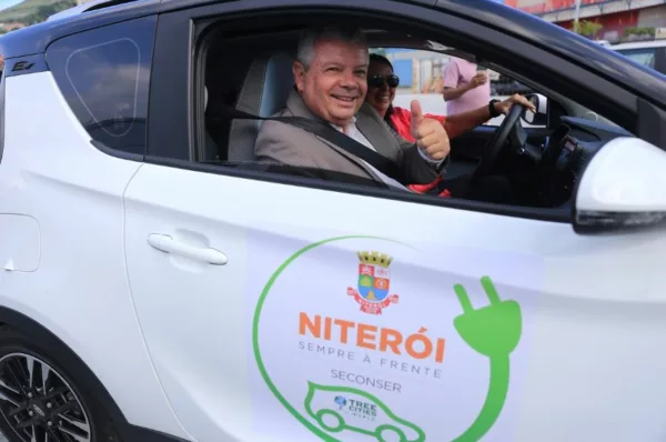 Prefeito de Niterói, Axel Grael (PDT), testando carro elétrico