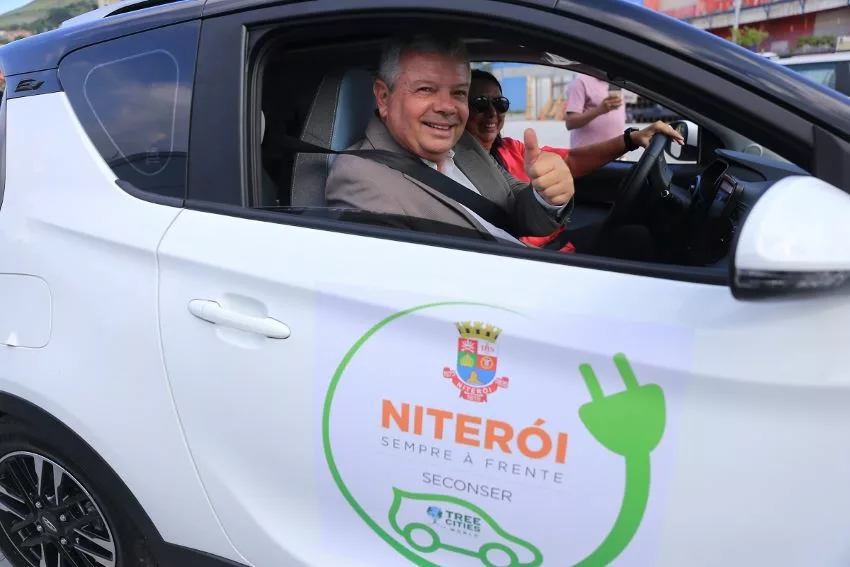 Prefeito de Niterói, Axel Grael (PDT), testando carro elétrico
