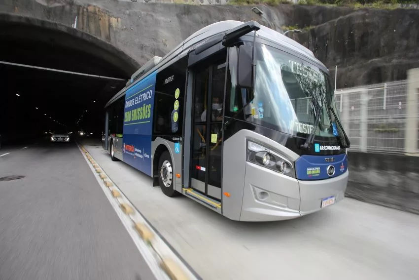 Ônibus elétrico em teste pela cidade de Niterói (RJ)