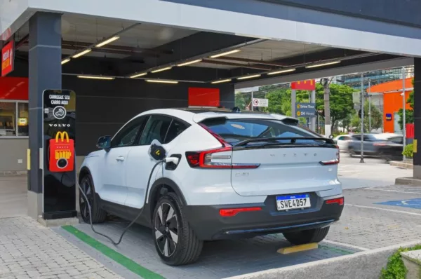 Carro elétrico branco da Volvo realizando uma recarga