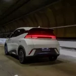 BYD Dolphin Mini branco dentro de um túnel
