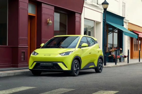 BYD Dolphin Mini amarelo estacionado em frente a uma casa vermelha