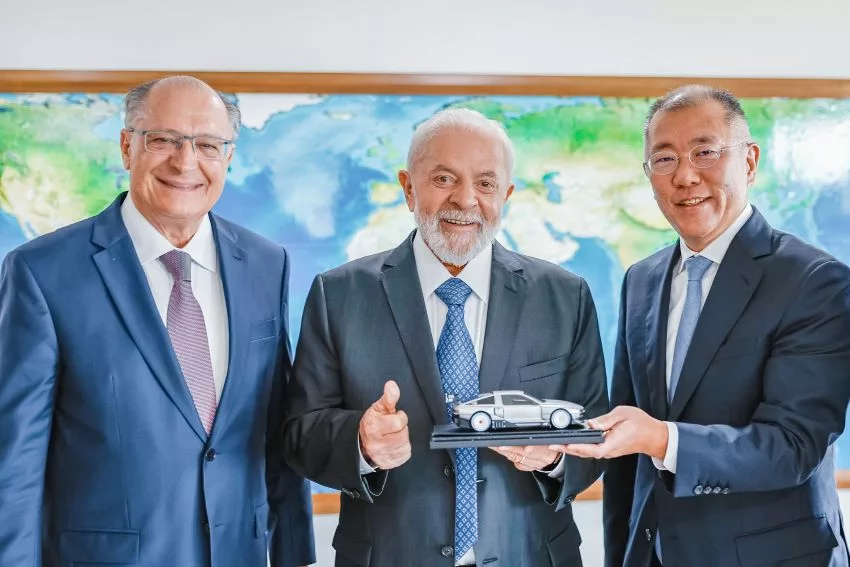 CEO da Hyundai entrega carro em miniatura para o presidente Lula