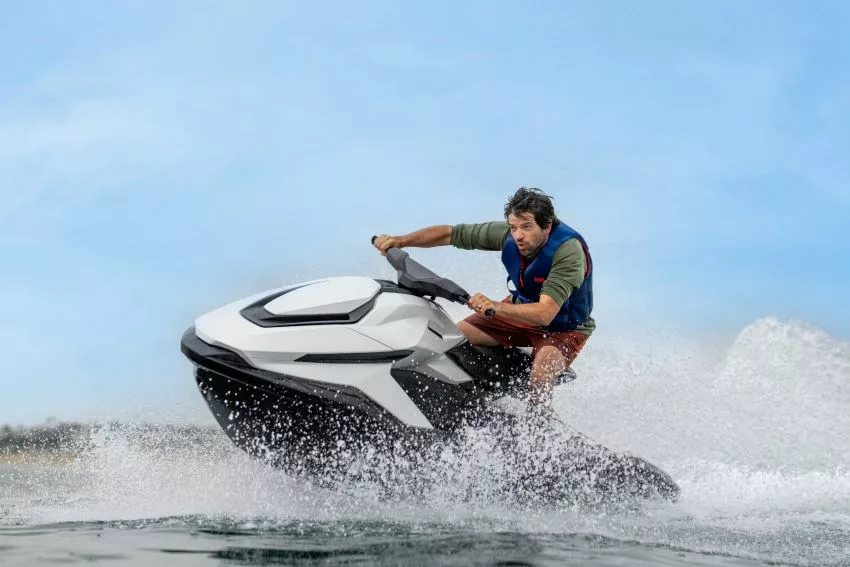Homem pilotando seu jet ski elétrico Orca Performance