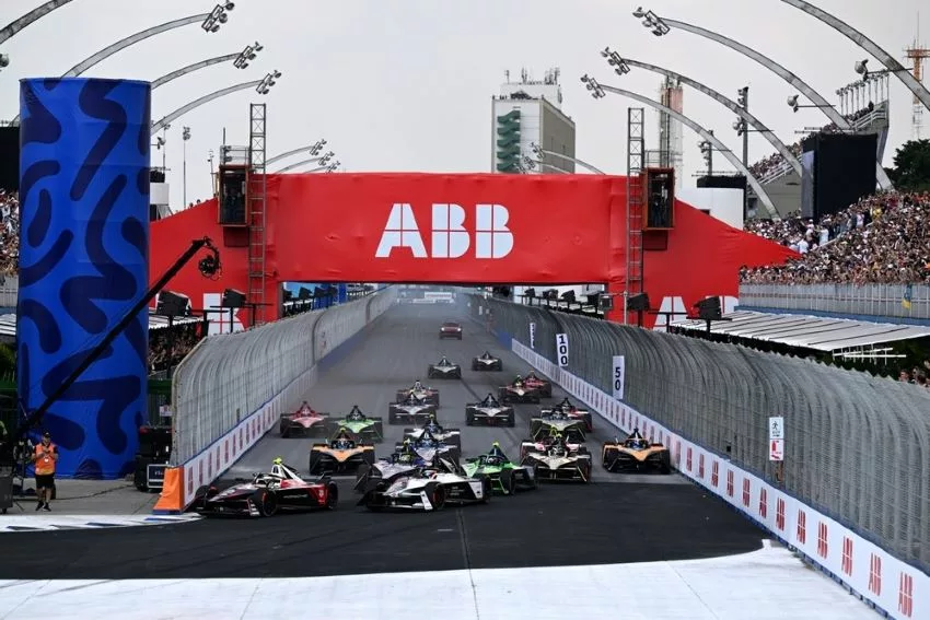 Imagem mostra carros da Fórmula E acelerando pelo Sambódromo do Anhembi
