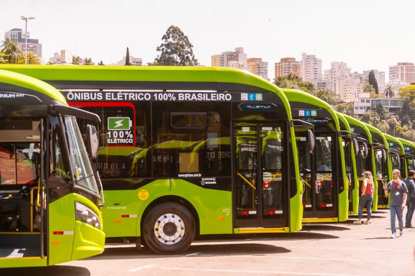ônibus elétricos perfilados em cerimônia de entrega em São Paulo