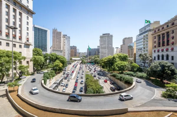 Trânsito na Avenida 23 de Maio, em São Paulo