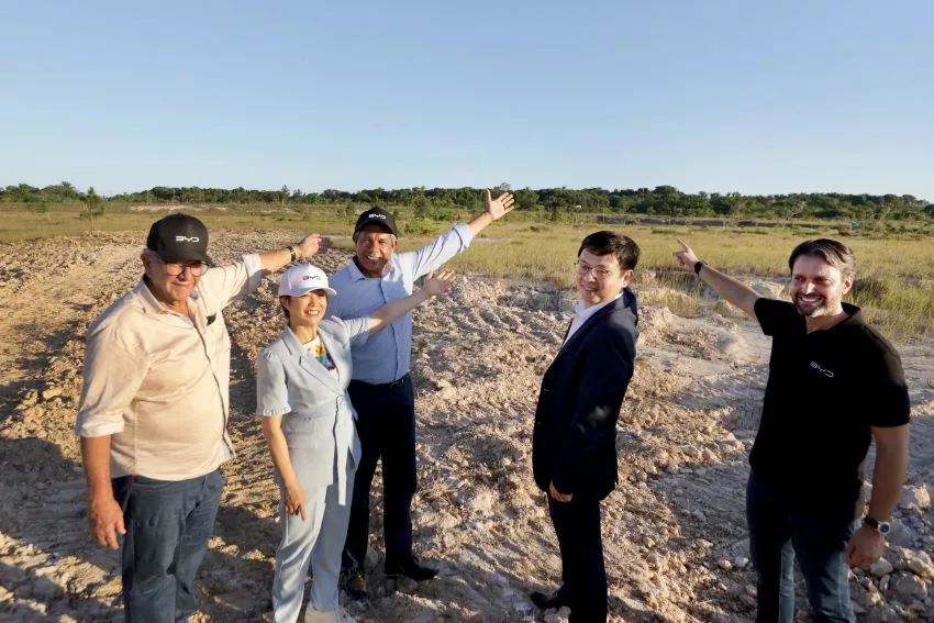 Executivos da BYD e governador da Bahia mostram o terreno onde será construída a fábrica da BYD