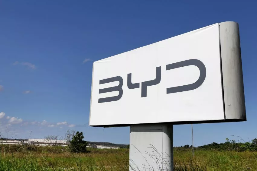 Painel com o logotipo da BYD está instalado em área onde será construído o complexo fabril da empresa na Bahia