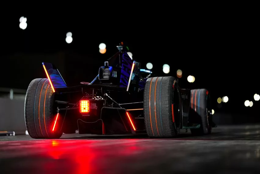 Visão traseira do carro GenBeta, da Fórmula E, durante à noite