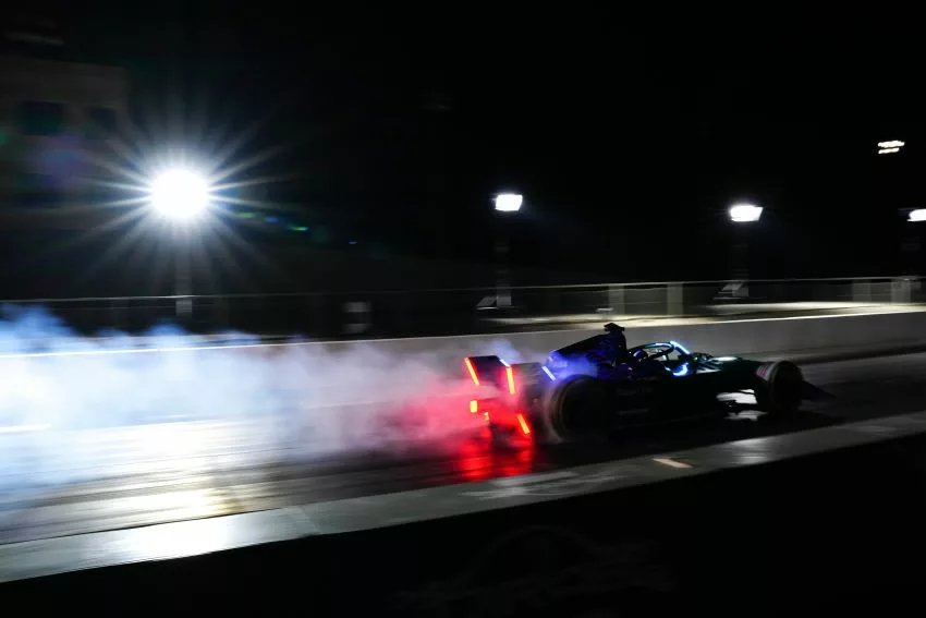 Carro da Fórmula E acelera em pista durante à noite